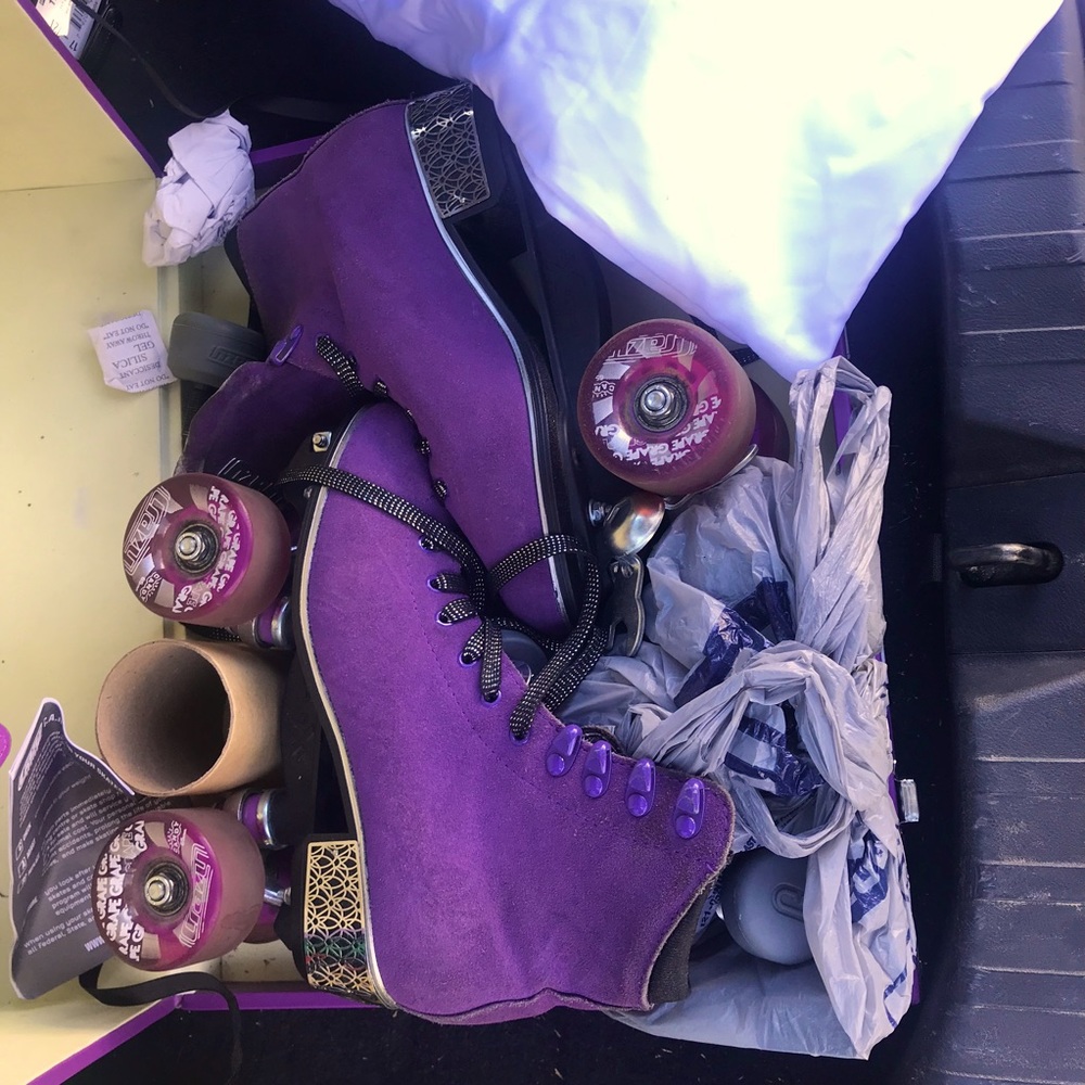 For you skate lovers.  Crazy skates worn a dozen times .